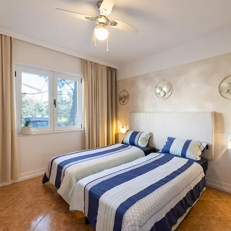 Seaview Pool With Cinema Up To 26