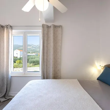 Seaview Pool With Cinema Up To 26