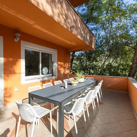 Dalmacroa With Cinema And Pool Up To 34